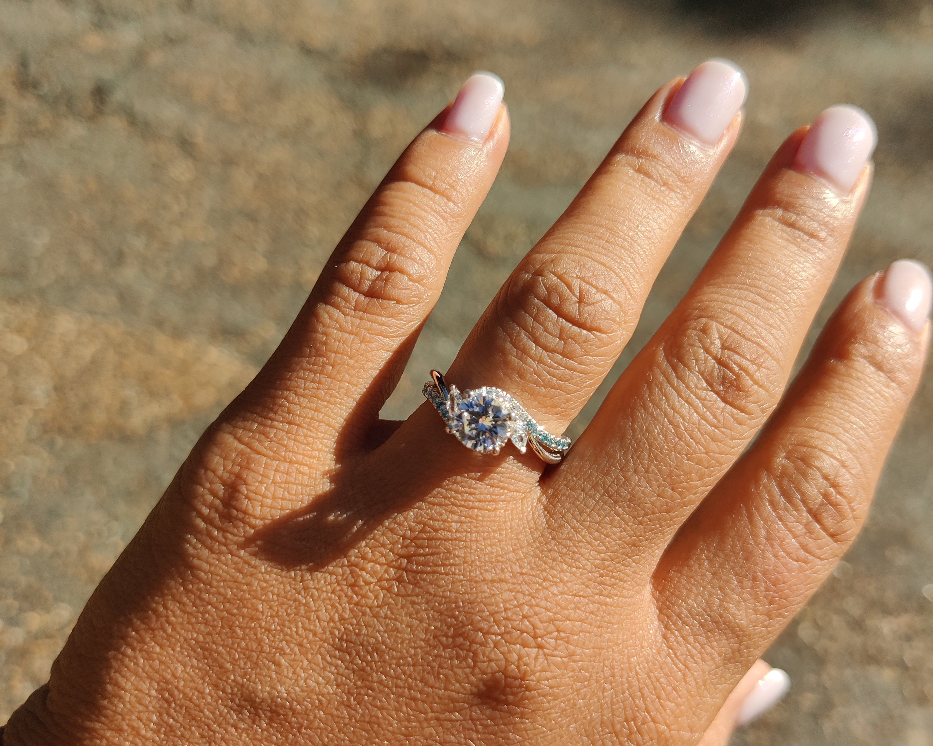 Oval vs round diamond engagement rings: which looks better on your hand?
