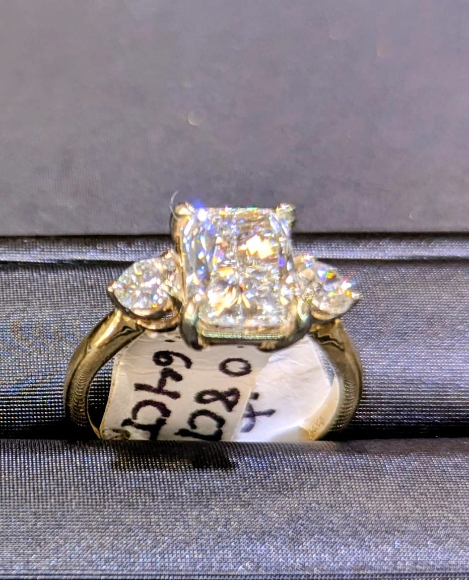 You want to propose but you don't know her ring size. Here's what to do