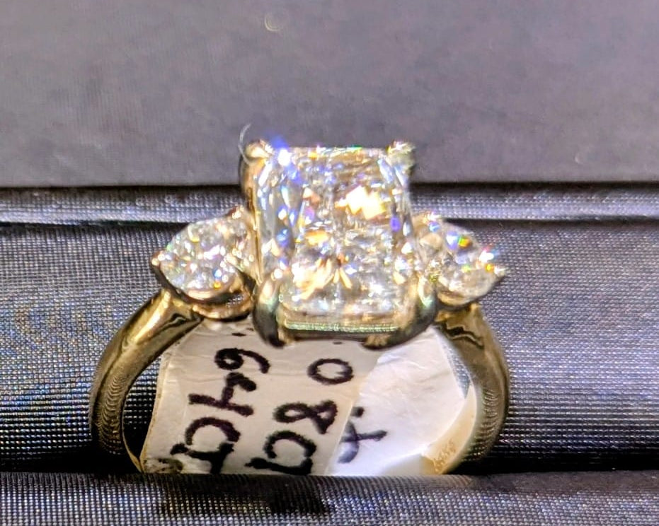 You want to propose but you don't know her ring size. Here's what to do