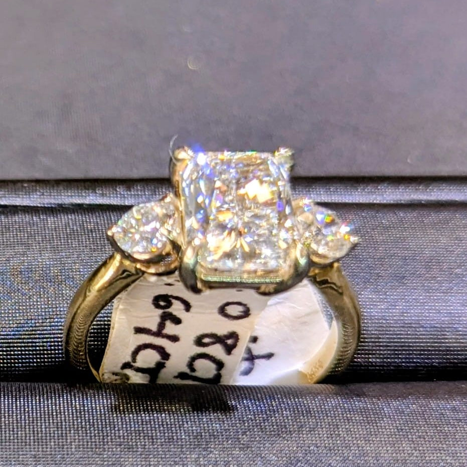 You want to propose but you don't know her ring size. Here's what to do