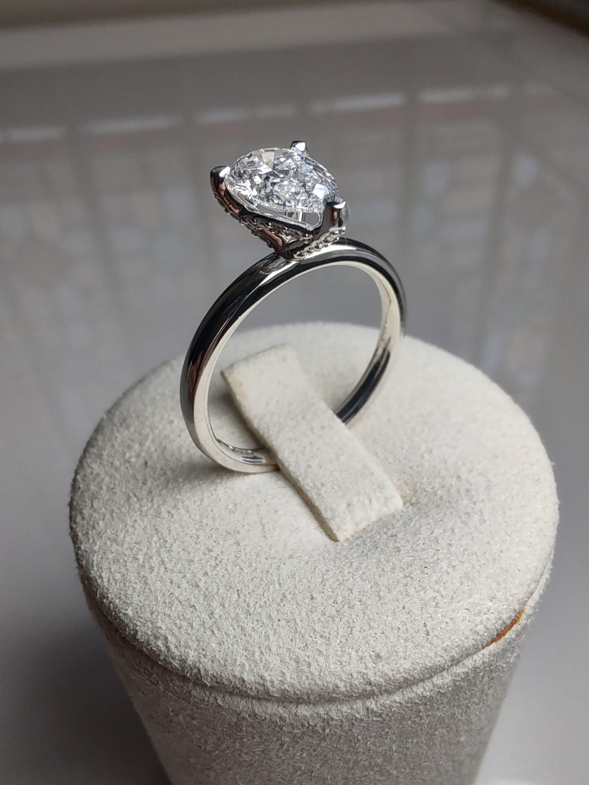 How to choose a wedding band that sits flush against a halo ring
