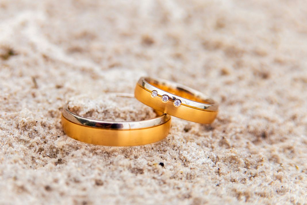 How to choose a wedding band that sits flush against a halo ring