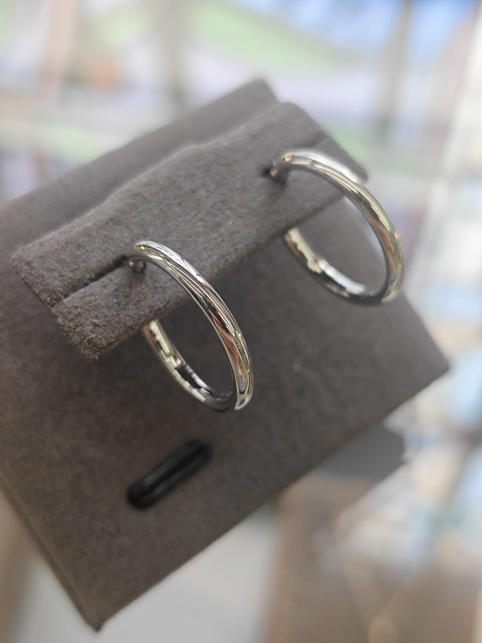 18ct White Gold Hoop Earrings – 18mm-The Diamond Setter